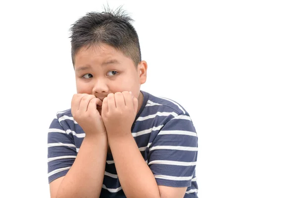 Pojke med skrämt skräckslagen ansiktsuttryck — Stockfoto