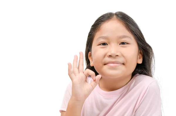 Χαριτωμένο μικρό κορίτσι παιδί δείχνει εντάξει χειρονομία — Φωτογραφία Αρχείου