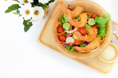 Beyaz masada kızarmış karides salatası