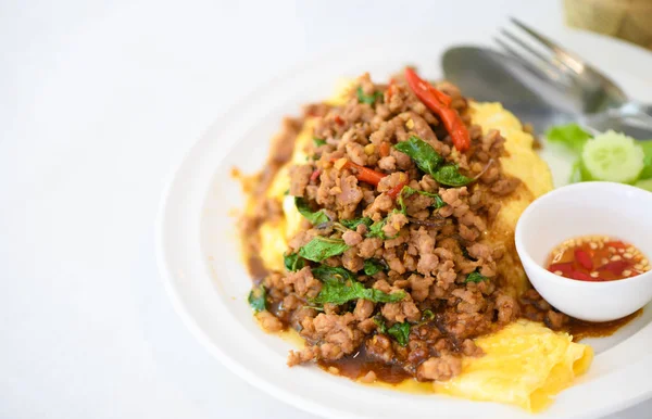 Gebratenes Basilikum mit Schweinefleisch auf Omelette und Fischsoße mit Chili, — Stockfoto