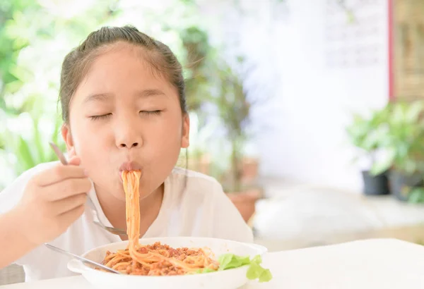 Chica disfrutar de comer espaguetis con salsa de cerdo , — Foto de Stock