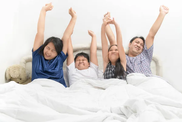 Азіатські щаслива родина прокидається з піднятими руками, — стокове фото