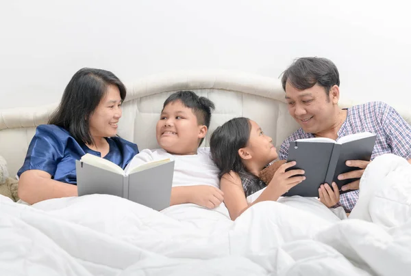Щаслива сім'я читає історію на ліжку в спальні , — стокове фото
