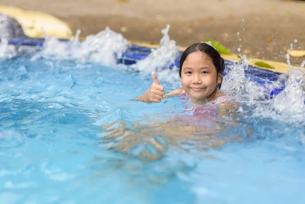 Glücklich Mädchen entspannen genießen Whirlpool Schaumbad — Stockfoto