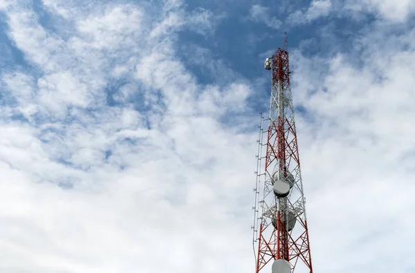 Torre de telefone celular com céu azul, espaço de cópia — Fotografia de Stock