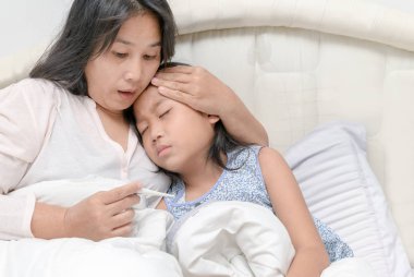 Annesi hasta kızının sıcaklık kontrol