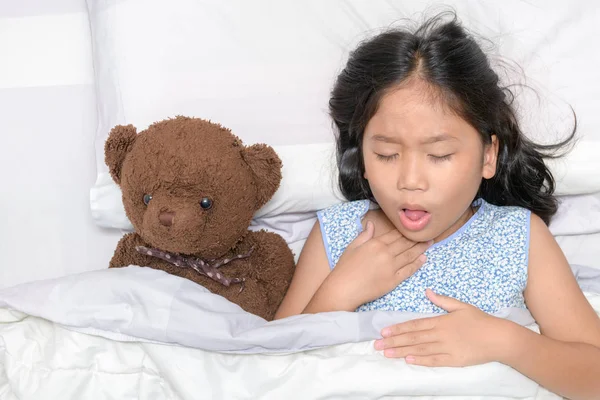 Niña está tosiendo y dolor de garganta —  Fotos de Stock