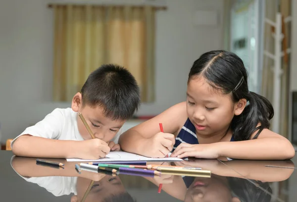 Due bambini si stanno avvicinando , — Foto Stock