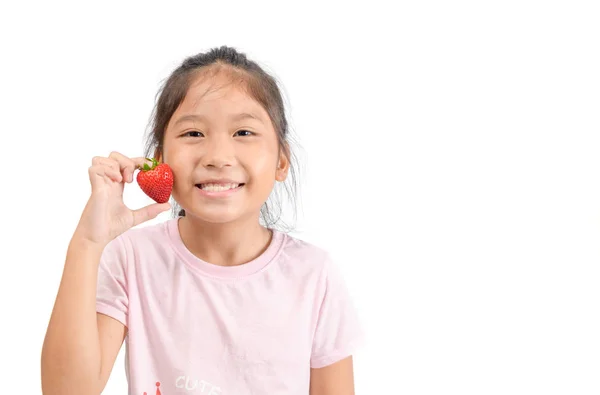 Pouco bonito ásia menina segurando um morango — Fotografia de Stock