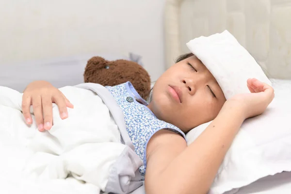 Sjukt barn med hög feber i sängen. — Stockfoto