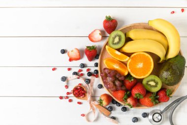 Stetoskop ile çilek ile karışık taze meyve salatası 