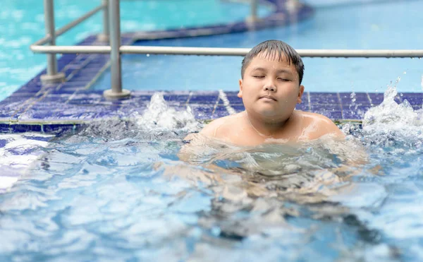 Happy boy ontspannen en genieten van hot tub bubbelbad. — Stockfoto