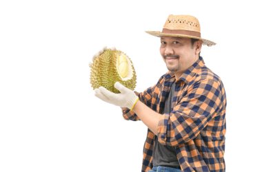Tayland 'ın meyve kralı, Asyalı çiftçi Mon Thong Durian' ı tutuyor ve beyaz arka plan ve fotokopi alanında soyutlanmış bir gülümseme, yaz meyveleri, popüler ve pahalı