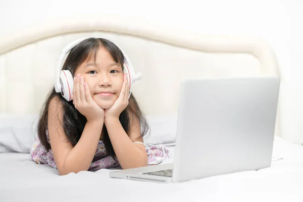 Asiático Bonito Menina Usar Fones Ouvido Para Aprender Line Usando — Fotografia de Stock