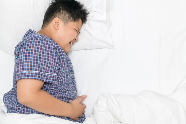 Asiatisches Kind Das Unter Bauchschmerzen Leidet Und Auf Dem Bett — Stockfoto