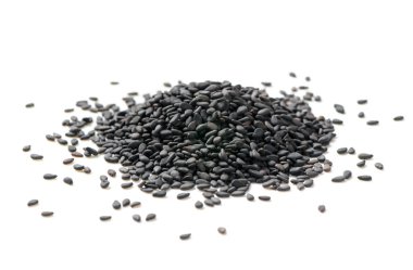 Siyah susam tohumları beyaz arkaplanda izole edilmiş. Siyah susamın faydaları saç köklerinin güçlenmesine ve parlamasına yardımcı olur. Enerjiyi artırır ve yanmaya ve zayıflamaya yardımcı olur