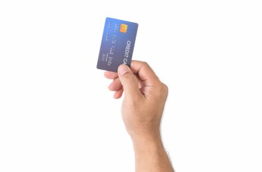 Kredi kartını elinde tutan adam, kırpma yolu, iş ve online alışveriş için parası olan beyazdan izole edilmiş, yeni normal konsept.
