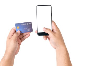 Elinde cep telefonu ve kredi kartı olan bir adam beyaz arka planda, kırpma yolu, online alışveriş ve yeni normal kavram ile izole edilmiş.