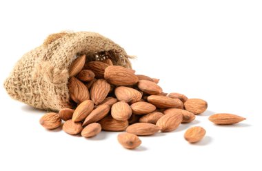 Beyaz arka planda izole edilmiş badem fıstıkları çok popüler fındıklar ve yüksek proteinlerdir. sağlıklı yiyecekler.