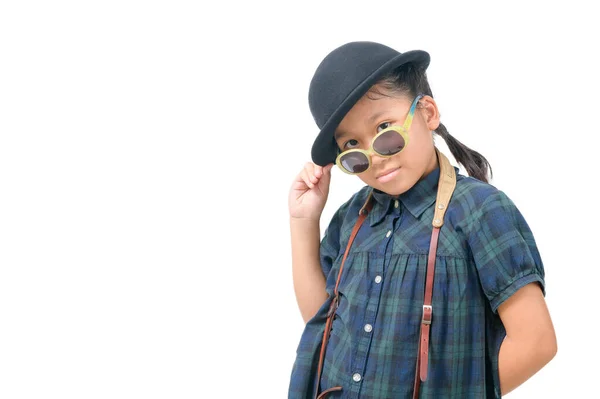 Милая Маленькая Девочка Шляпе Солнцезащитных Очках Изолированы Белом Фоне Туристические — стоковое фото
