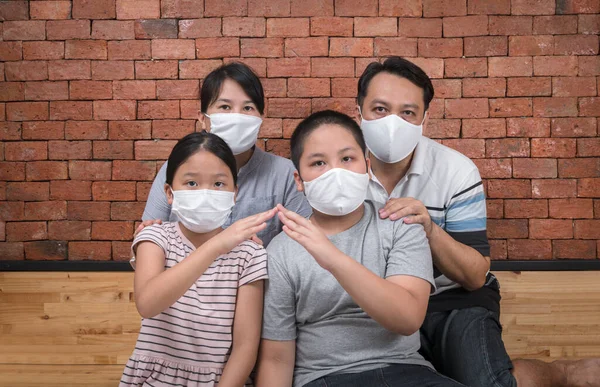 Asiatische Familie Trägt Gesichtsmasken Während Coronavirus Und Grippeausbruch Viren Und — Stockfoto