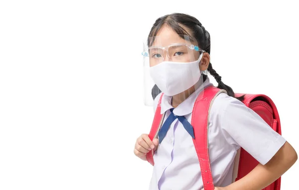 아시아 여학생들은 가리개와 마스크를 착용하고 배경에 가방을 다닌다 코로나 바이러스 — 스톡 사진
