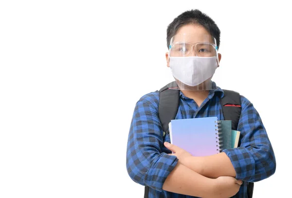 아시아 소년들은 가리개를 배경에 가방을 다닌다 코로나 바이러스 보균자인 학교의 — 스톡 사진