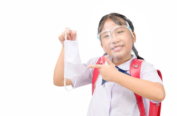 Nettes Schulmädchen Trägt Uniform Und Gesichtsschutz Und Zeigt Auf Die — Stockfoto
