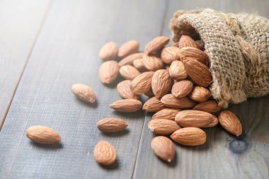 Badem fıstıkları ahşap masada soyulmuş. Badem çok popüler bir fındık ve yüksek proteindir. sağlıklı yiyecekler.