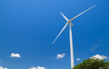 Huai Bong, Dan Khun Thot bölgesi, Nakhon Ratchasima THAILAND 'da mavi gökyüzünde elektrik üretimi için Big Windmills. yenilenebilir enerji ve çevre kavramını kaydet.