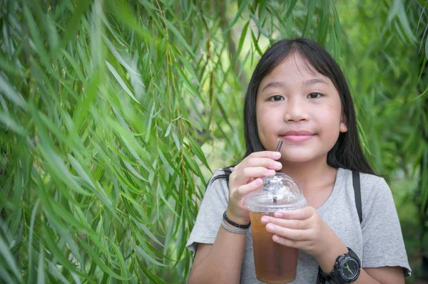 Glückliches Nettes Mädchen Das Honig Und Zitronentee Mit Eis Auf — Stockfoto