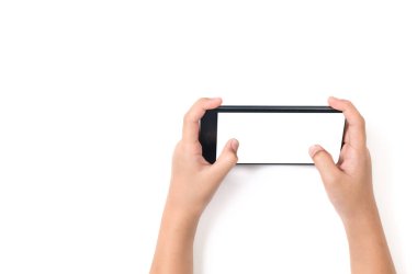 Reklam ya da afiş için beyaz ekranlı siyah akıllı telefonu tutan çocuk eli. girdi metni için boşluk kopyala