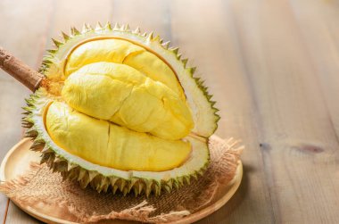 Ahşap tabakta Durian (Kan yao) veya Durio zibthinus Murray. Yaz mevsiminde Tayland 'ın meyvelerinin kralı