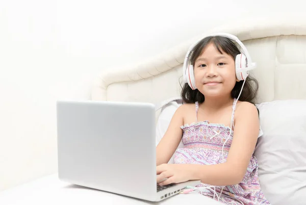 Menina Bonito Feliz Usando Fones Ouvido Para Aprender Line Partir — Fotografia de Stock