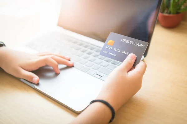 Menina Mão Segurando Cartão Crédito Usando Laptop Compras Conceito Line — Fotografia de Stock