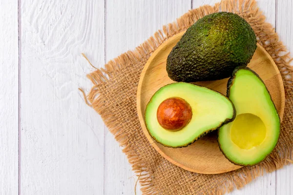 Avocado Half Wood Plate White Wood Background Copy Space Ripe — Stock Photo, Image