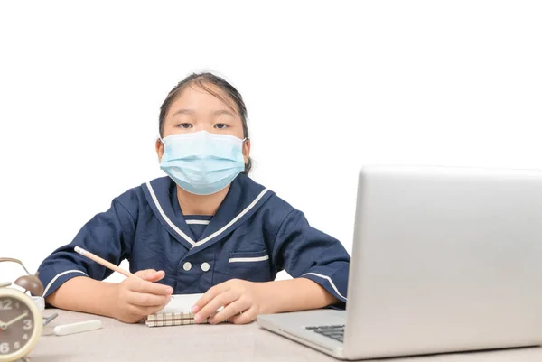 Маленька Студентка Одягнена Захисну Маску Дослідження Онлайн Ноутбуком Ситуації Захворювання — стокове фото