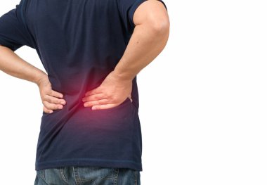 Beyaz arka planda izole edilmiş sırt ağrısı çeken bir adamın arka tarafı, sırt ağrısı ve sağlık konsepti