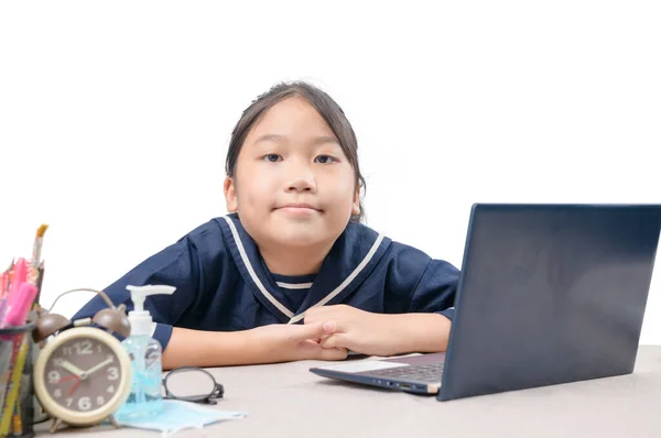 Menina Bonito Feliz Assistindo Vídeos Streaming Line Seu Laptop Casa — Fotografia de Stock