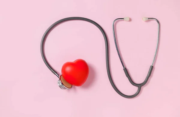 Corazón Rojo Estetoscopio Aislados Sobre Fondo Rosa Vista Superior Espacio — Foto de Stock