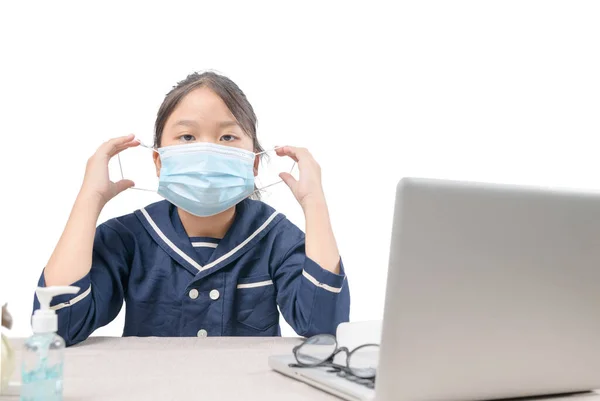 Asiatischer Student Mit Chirurgenmaske Und Studiencomputer Isoliert Auf Weißem Hintergrund — Stockfoto