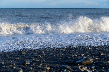 Büyük dalga ve siyah taş plaj Miho no Matsubara, UNESCO Dünya Mirası Alanı, Shimizu japan