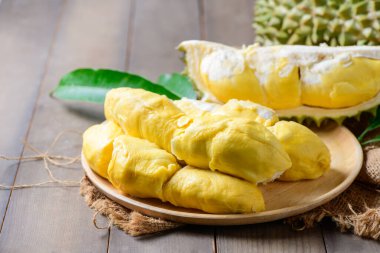 Olgun Durian meyvesi ya da ahşap arka planda sarı kremalı Durio zibethinus. Güneydoğu Asya 'da meyvelerin kralı olarak bilinir. Tayland, Malezya ve Endonezya 'da popülerdir..