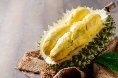 Olgun Durian meyvesi ya da ahşap arka planda sarı kremalı Durio zibethinus. Güneydoğu Asya 'da meyvelerin kralı olarak bilinir. Tayland, Malezya ve Endonezya 'da popülerdir..