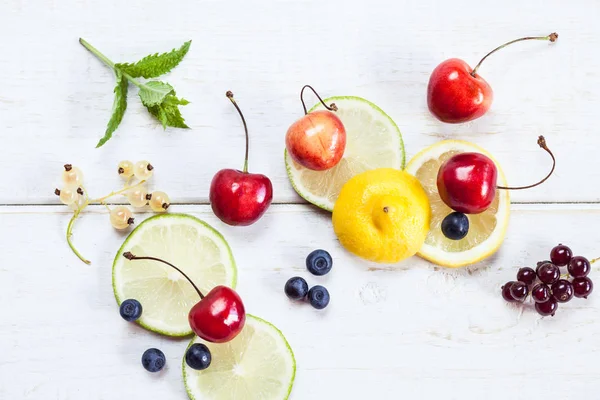 Berries Musim Panas Ditata — Stok Gambar Berries Musim Panas Ditata Stok Foto