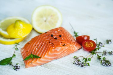 Bir tabloda somon fileto