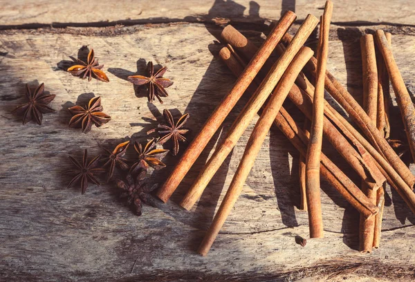 Artistieke Close Van Kaneel Steranijs Zaden Een Houten Achtergrond Zonnige — Stockfoto