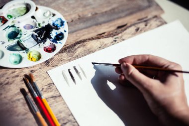 Sanatçı çalışması sırasında