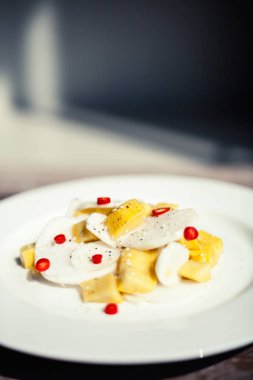 Bir plaka üzerinde egzotik salata