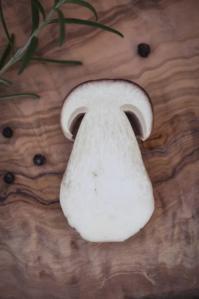 Wilder roher Steinpilz im lettischen Wald — Stockfoto